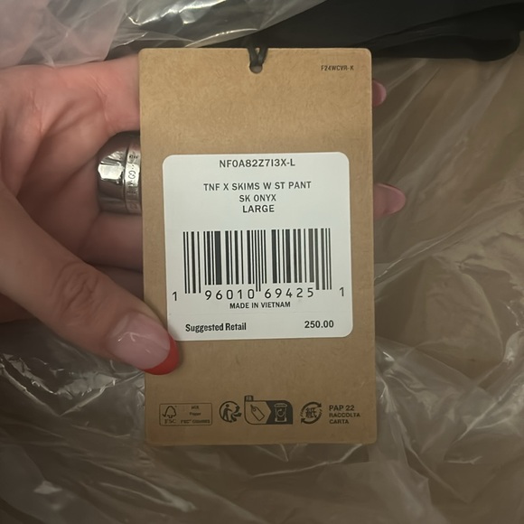 SKIMS X NORTH FACE SKI PANTS - NEVER WORN!! Size too big for me.. I’m so sad! - Picture 7 of 8